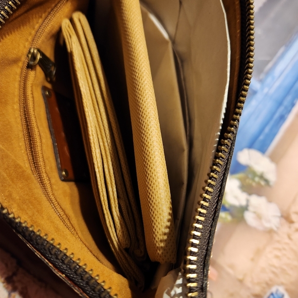 Patricia Nash Tooled Leather Flowers 🌺Wristlet NWT 8.5W × 6.5 D. - Picture 3 of 7